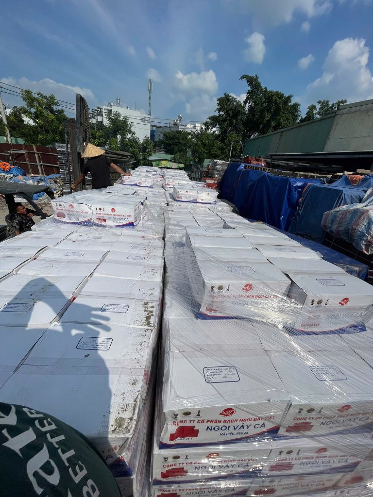 Ngói vảy cá Đất Việt được đóng gói và chuẩn bị lên xe tại kho Tăng Bình Dương