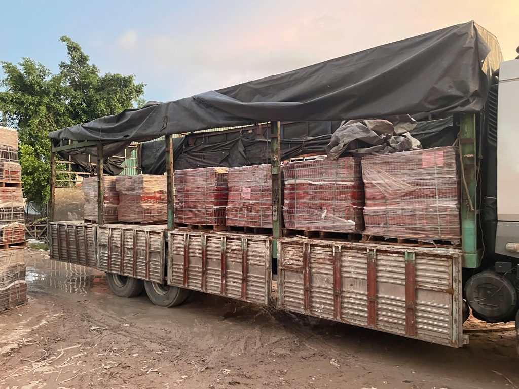 Lô hàng ngói lợp CR04 màu đỏ chuẩn bị rời kho Tăng Bình Dương