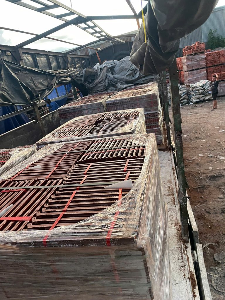 ngói lợp CR04 màu men bóng đỏ chất lượng tại Tăng Bình Dương