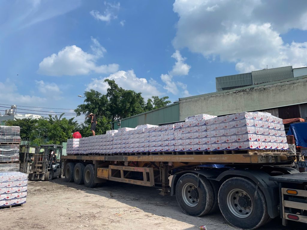 Xe tải chở ngói vảy cá Đất Việt rời khỏi kho Tăng Bình Dương