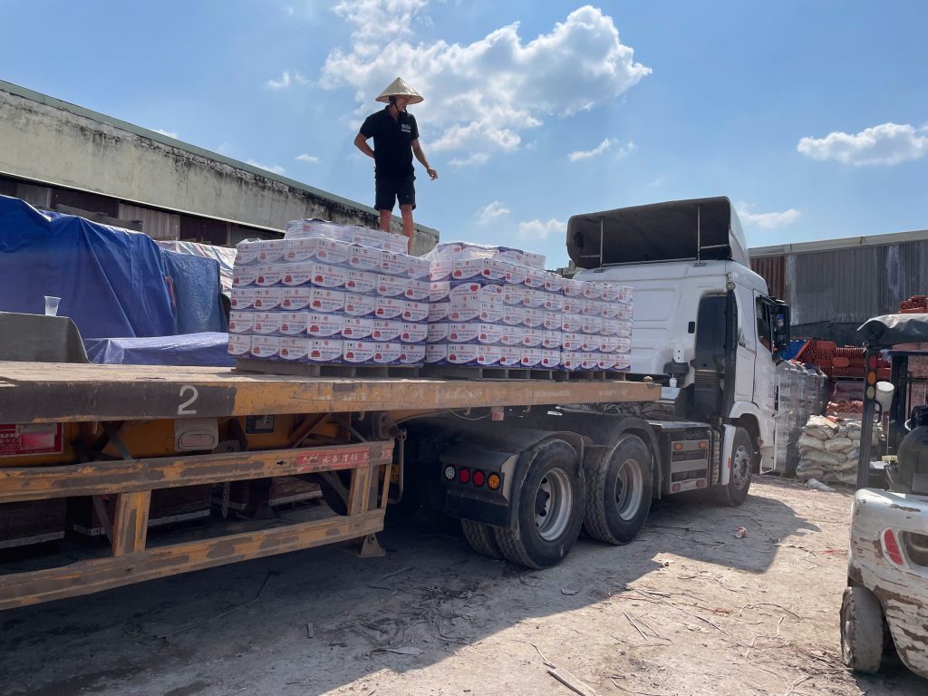 Ngói vảy cá Đất Việt chất đầy xe, chuẩn bị vận chuyển từ Tăng Bình Dương sang Campuchia