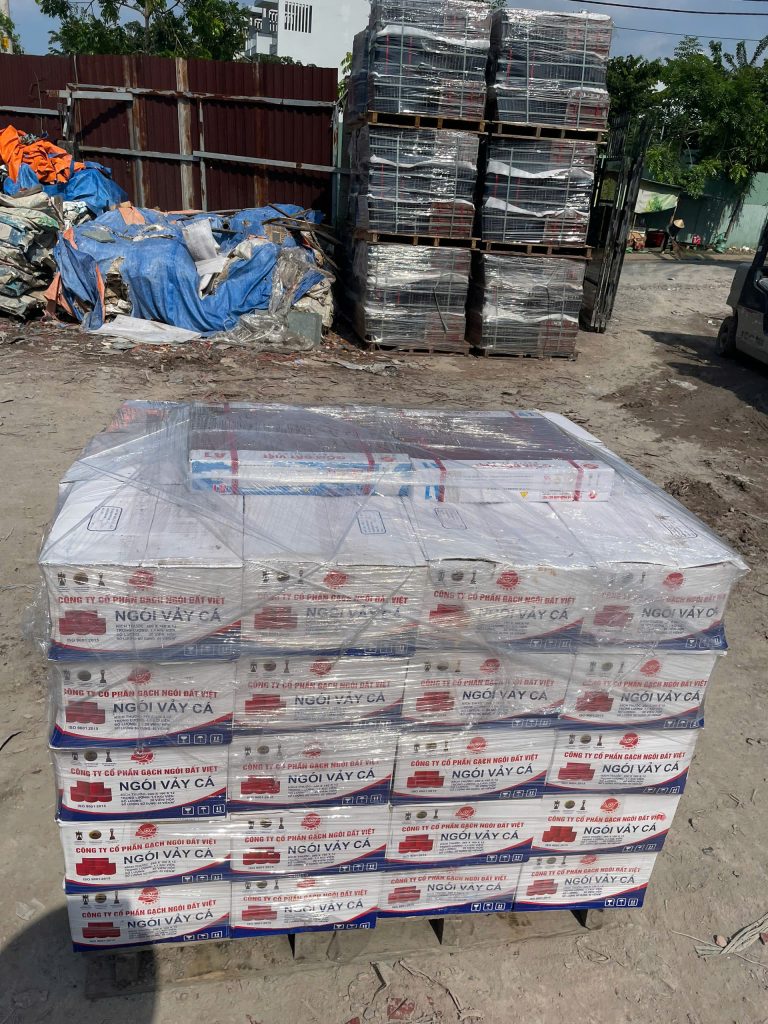 Số lượng lớn ngói vảy cá Đất Việt được chất lên xe tại Tăng Bình Dương