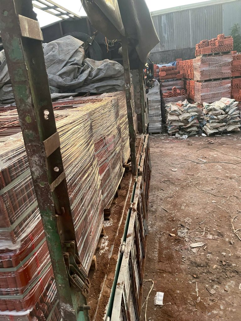 Ngói lợp CR04 màu men bóng đỏ được xếp lên xe hàng tại Tăng Bình Dương