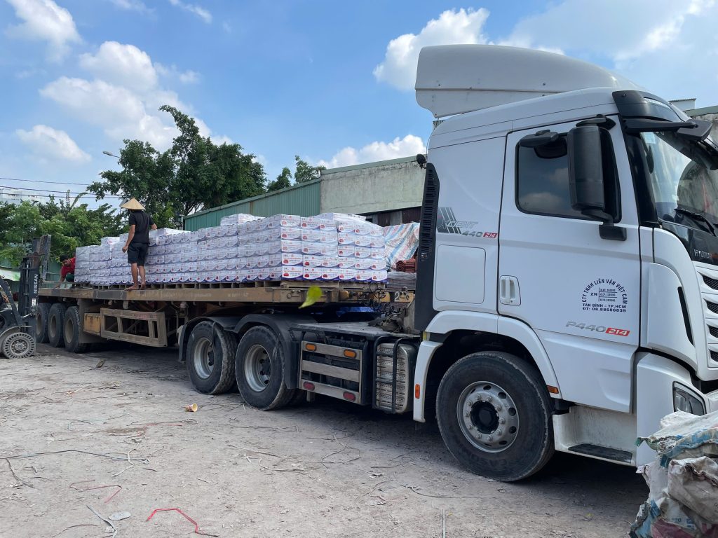 Xe nhận lô ngói vảy cá Đất Việt tại kho Tăng Bình Dương, xuất đi Campuchia