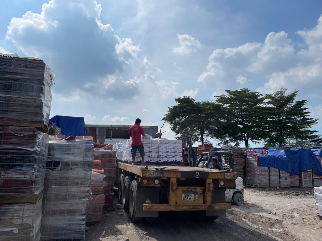 Ngói đỏ đất việt được vận chuyển lên kho chở hàng