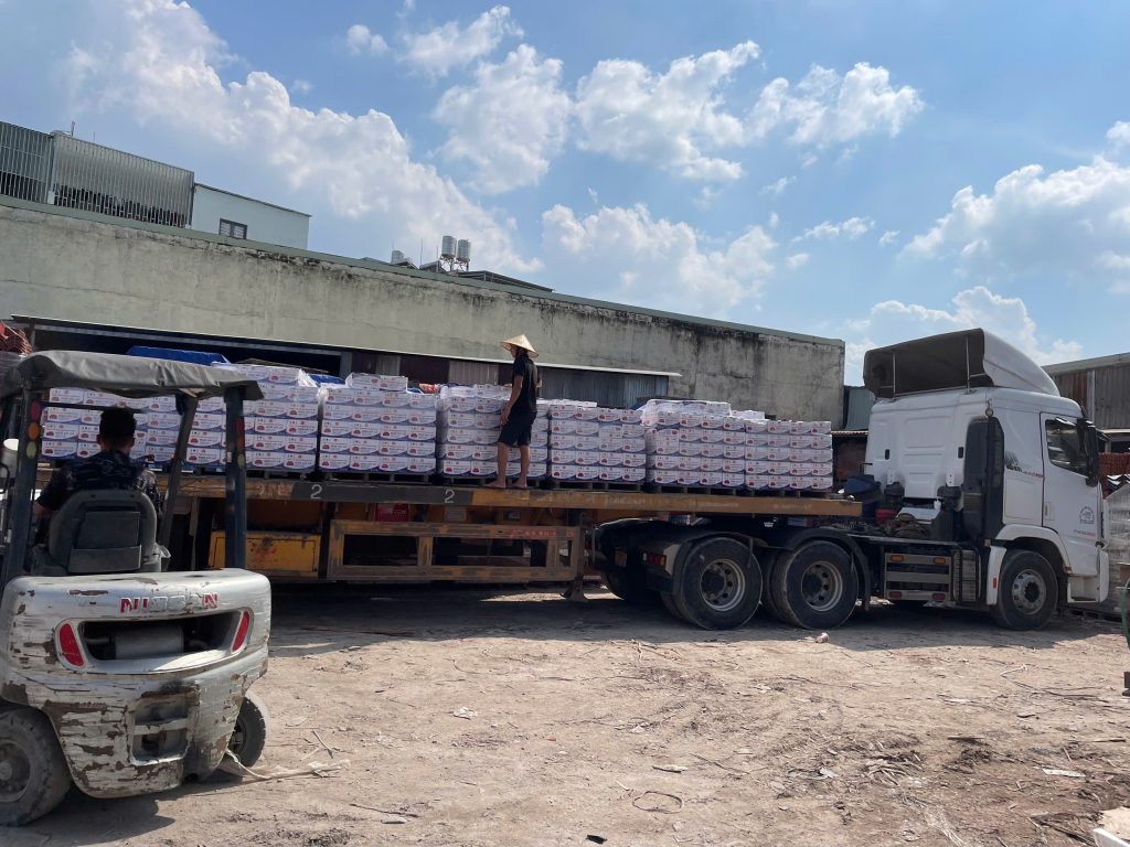 Ngói vảy cá Đất Việt được chuyển giao tại kho Tăng Bình Dương cho khách hàng