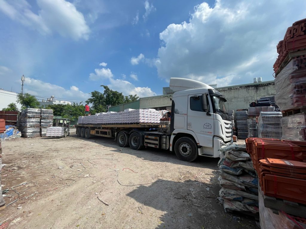 Xe chở số lượng lớn ngói gạch đỏ đất việt để vận chuyển sang Campuchia