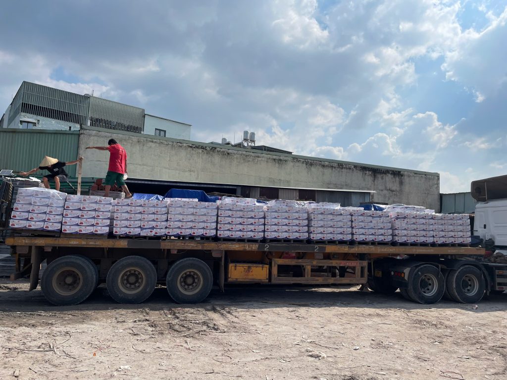 Ngói vảy cá Đất Việt đang được đưa lên xe tại kho Tăng Bình Dương cho hành trình đến Campuchia