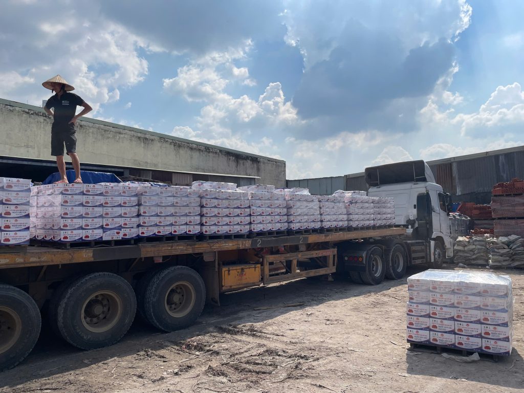 Ngói vảy cá đã được đóng gói tại kho, sẵn sàng vận chuyển sang Campuchia