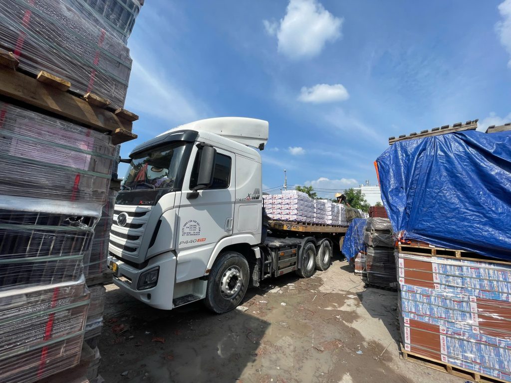 Xe tải đang nhận hàng ngói vảy cá Đất Việt tại Tăng Bình Dương