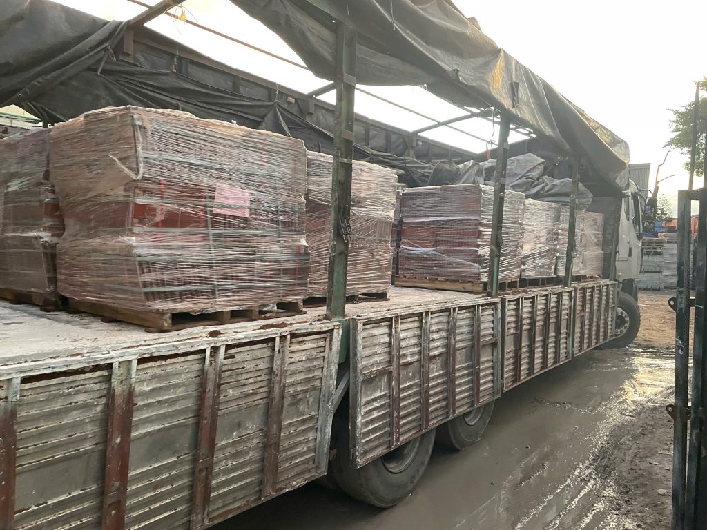 Dịch vụ chuyên chở ngói lợp CR04 với màu men bóng đỏ tại Tăng Bình Dương
