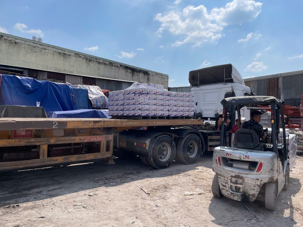 Xe tải chất đầy ngói vảy cá Đất Việt tại Tăng Bình Dương, sẵn sàng đi Campuchia