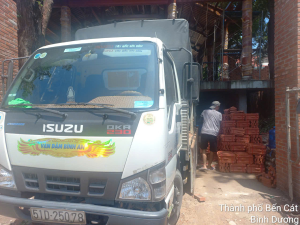 Xe giao gạch ngói Hạ Long đến công trình tại Bến Cát Bình Dương