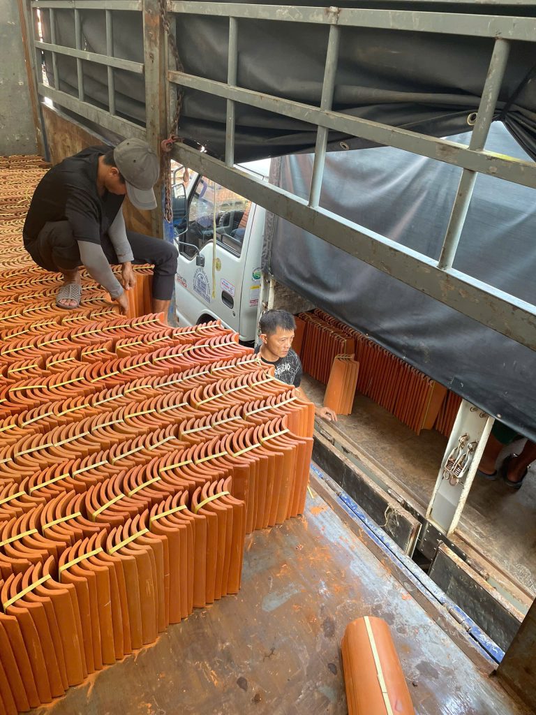 Ngói Địa Trung Hải giúp quán nướng Gò Vấp chống mưa, chống nắng