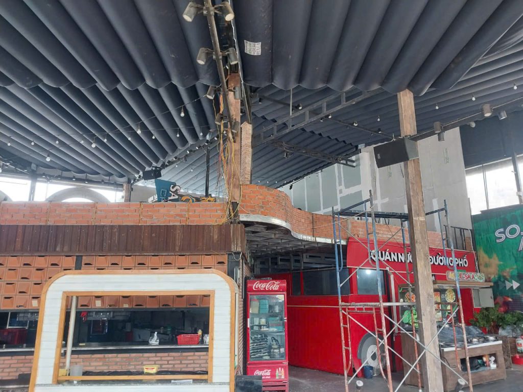 Ngói Địa Trung Hải tạo không gian thoáng mát cho quán nướng Gò Vấp