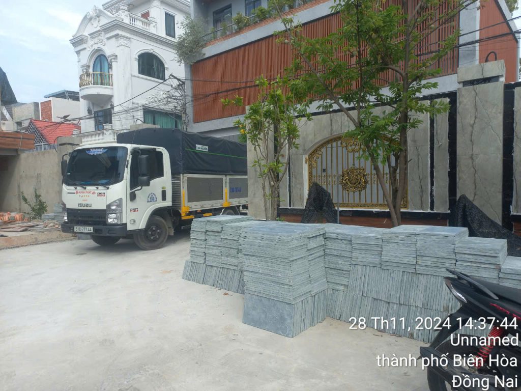 Xe tại chở đá lát sân xanh rêu giao đến công trình