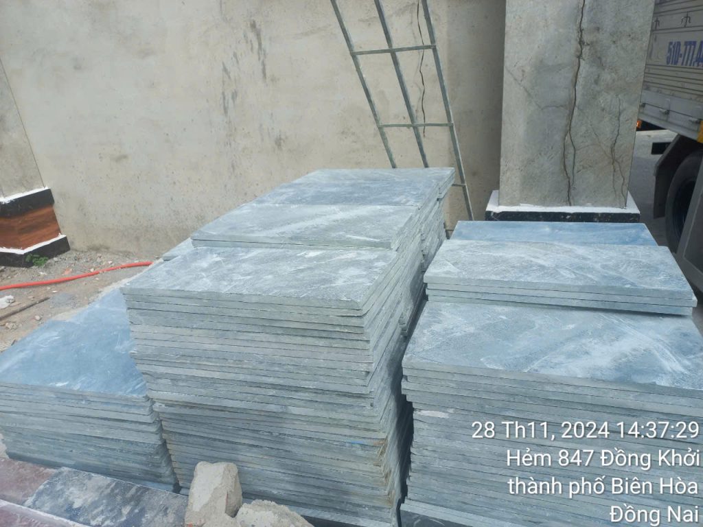 Đá lát sân xanh rêu chất lượng được giao đến công trình Biên Hoà