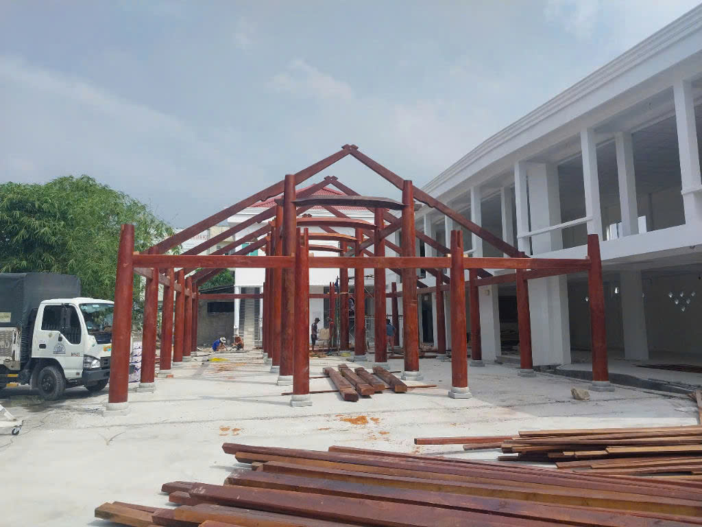 Tăng Bình Dương vận chuyển ngói vảy cá Đất Việt đến công trình Tiền Giang