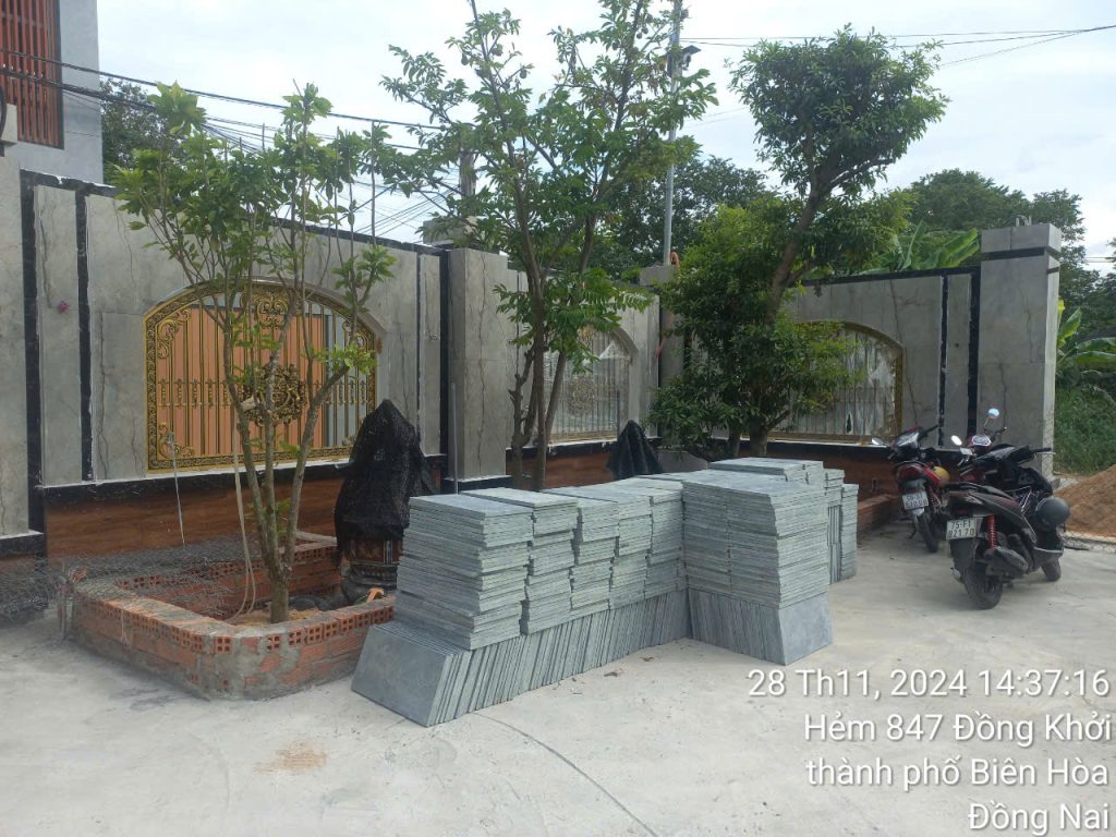 Tăng Bình Dương chuyển đá lát sân xanh rêu đến Biên Hoà