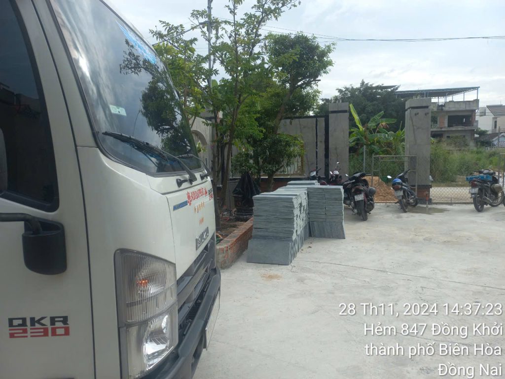 Tăng Bình Dương giao đá lát sân xanh rêu đến công trình