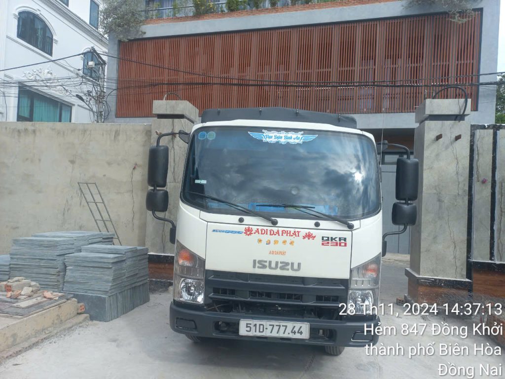 Xe tải của Tăng Bình Dương giao đá lát sân xanh rêu tới công trình ở Biên Hoà