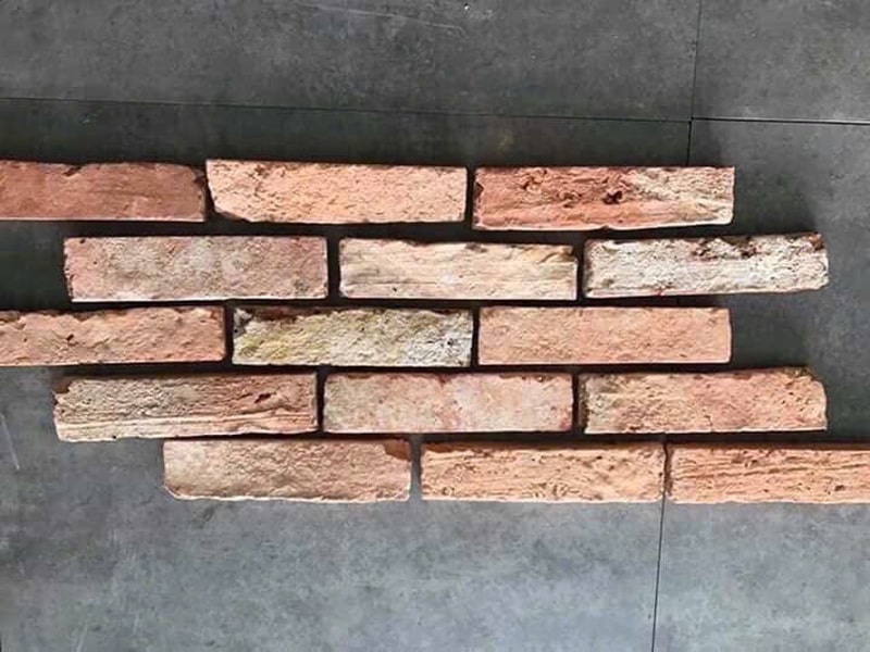 Bề mặt gạch cổ với lớp rêu phong nhẹ