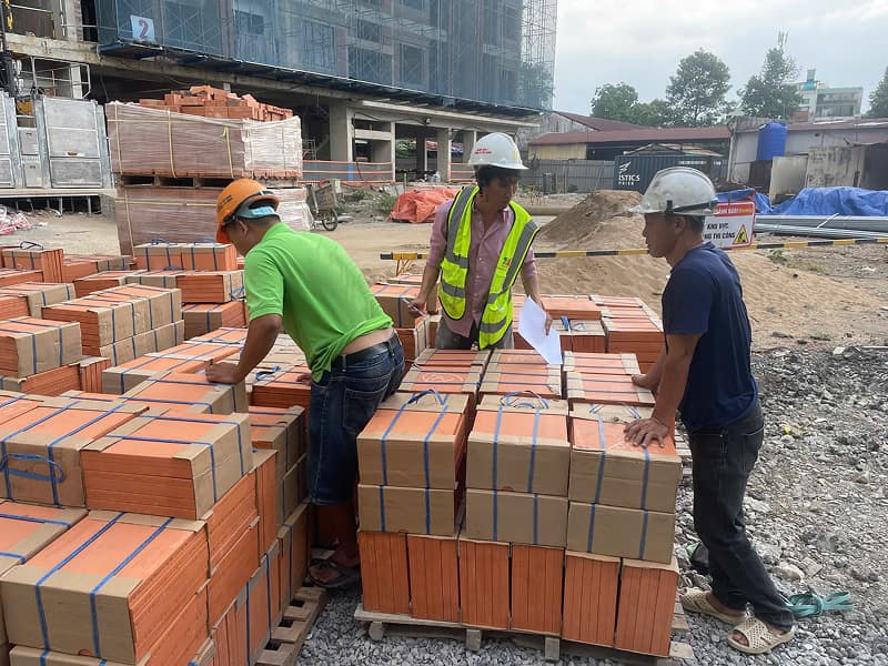 Di chuyển và bàn giao gạch tại công trình