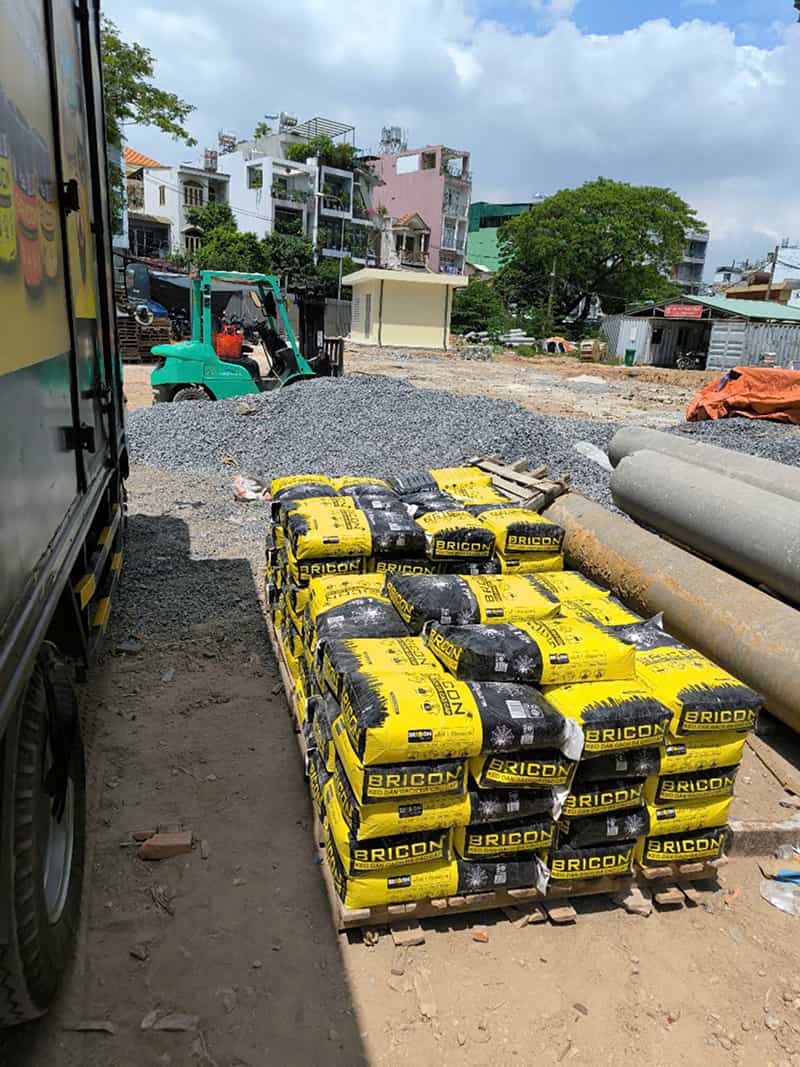 Keo dán gạch bám dính tốt được giao đến công trình