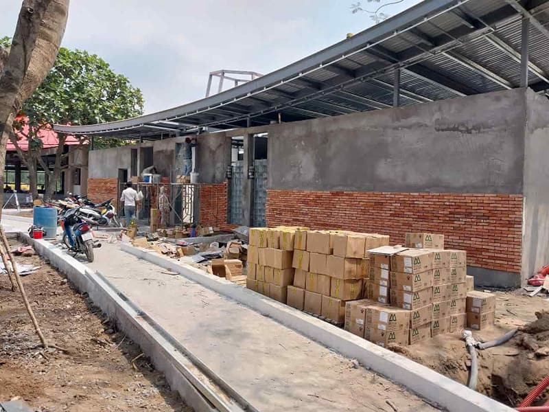 Gạch cổ cũ xếp ngay ngắn trước khi thi công