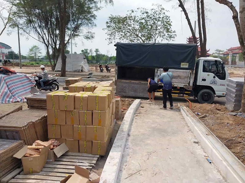 Gạch cổ cũ được giao tới công trình công viên Bình Chánh