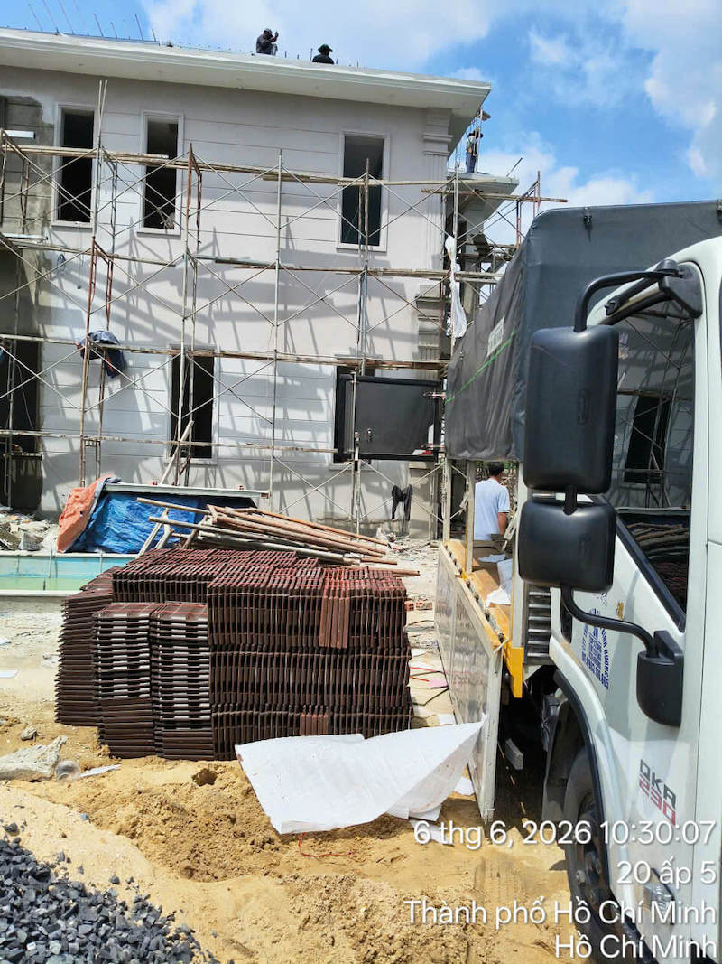 Giao ngói lợp EURO TYPE - CR02 cho công trình biệt thự tại Hóc Môn