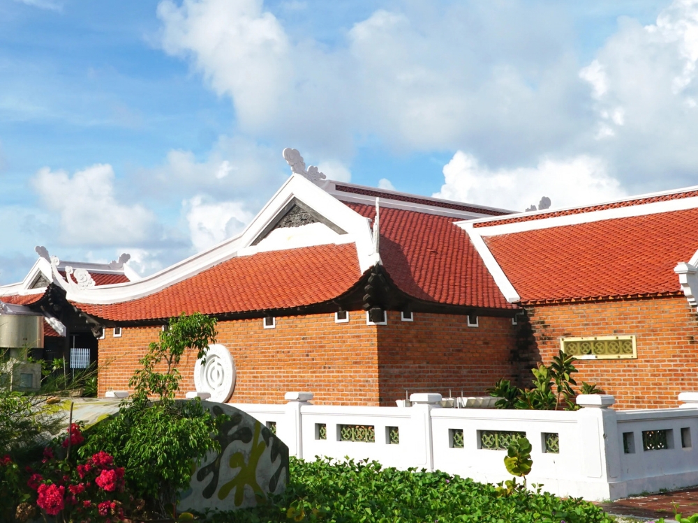 Hình ảnh Mái Ngói Mũi Hài 270 Tại Chùa Phan Vinh